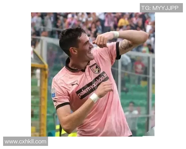 足球明星身着球衣的精彩瞬间展现运动魅力与激情